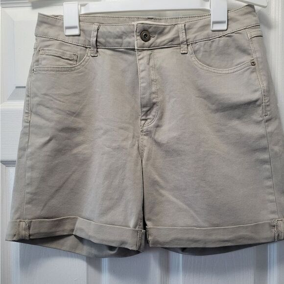Charlie B Short Cuffed Hem Twill Beige Nwot Greige size 12 short front/back pock